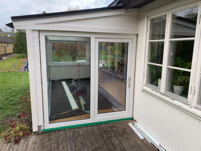Snickeri Vi utför snickeri efter just dina önskemål och behov med er personliga prägel. Vi installerar köksinredning, gör fasad målning och tapetsering och vi anpassar våra tjänster utifrån dina personliga önskemål och behov.